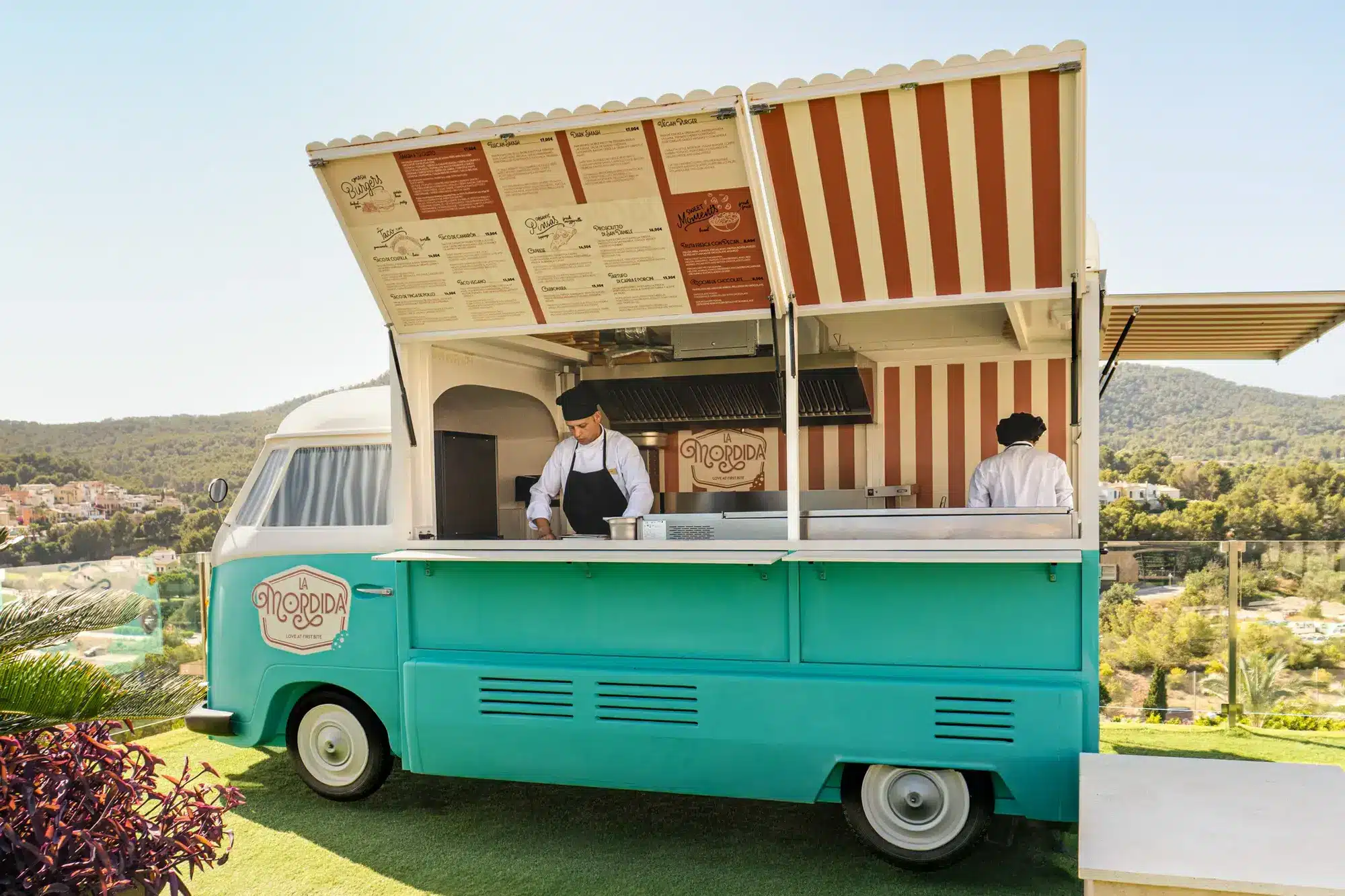 Golfurlaub Mallorca: Zafiro Hotels zwischen Fairway und Mittelmeer Food Truck La Mordida am Pool des Zafiro Palace Andratx