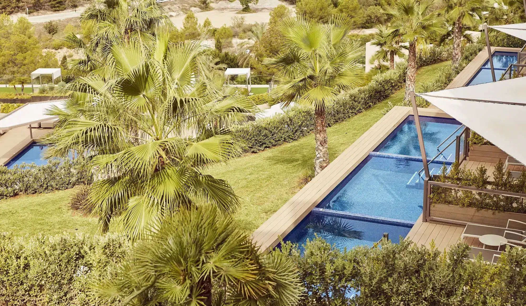 Golfurlaub Mallorca: Zafiro Hotels zwischen Fairway und Mittelmeer Golfurlaub Mallorca im Zafiro Palace Andratx: terrassierte Poollandschaft in Camp de Mar
