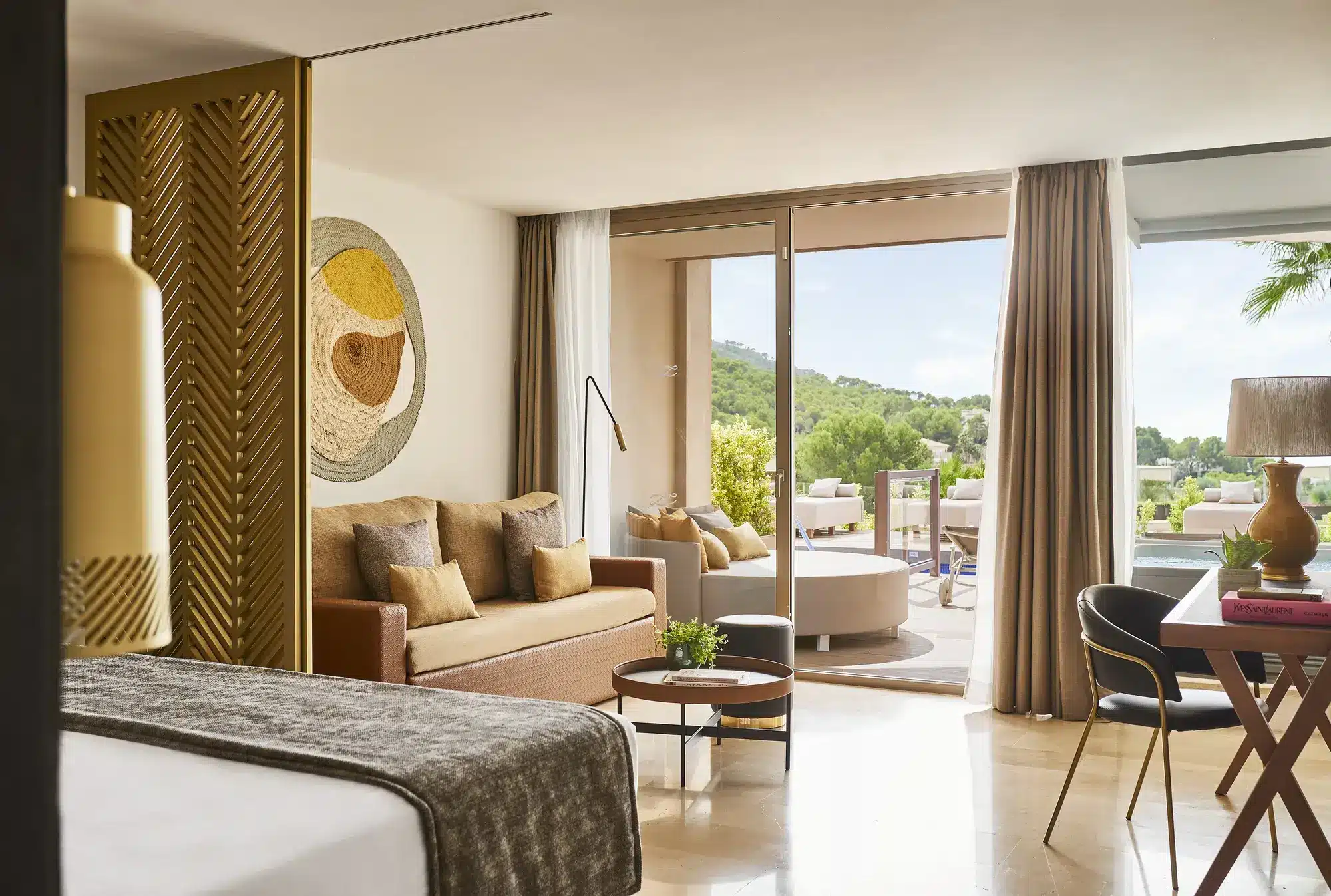 Golfurlaub Mallorca: Zafiro Hotels zwischen Fairway und Mittelmeer Junior Suite mit Swim-up-Zugang im Zafiro Palace Andratx auf Mallorca