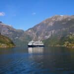 Kreuzfahrtschiff im Geirangerfjord zwischen steilen Felswänden, Sinnbild für die schönsten Kreuzfahrtziele der Welt