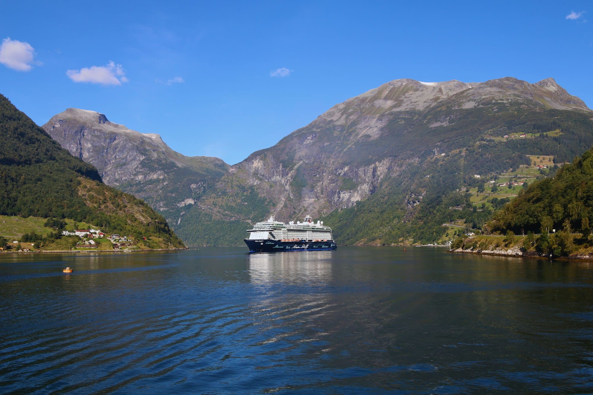 Kreuzfahrtschiff im Geirangerfjord zwischen steilen Felswänden, Sinnbild für die schönsten Kreuzfahrtziele der Welt