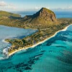 Mauritius Luxusreise: Luftaufnahme der Halbinsel Le Morne mit Lagune und Riff