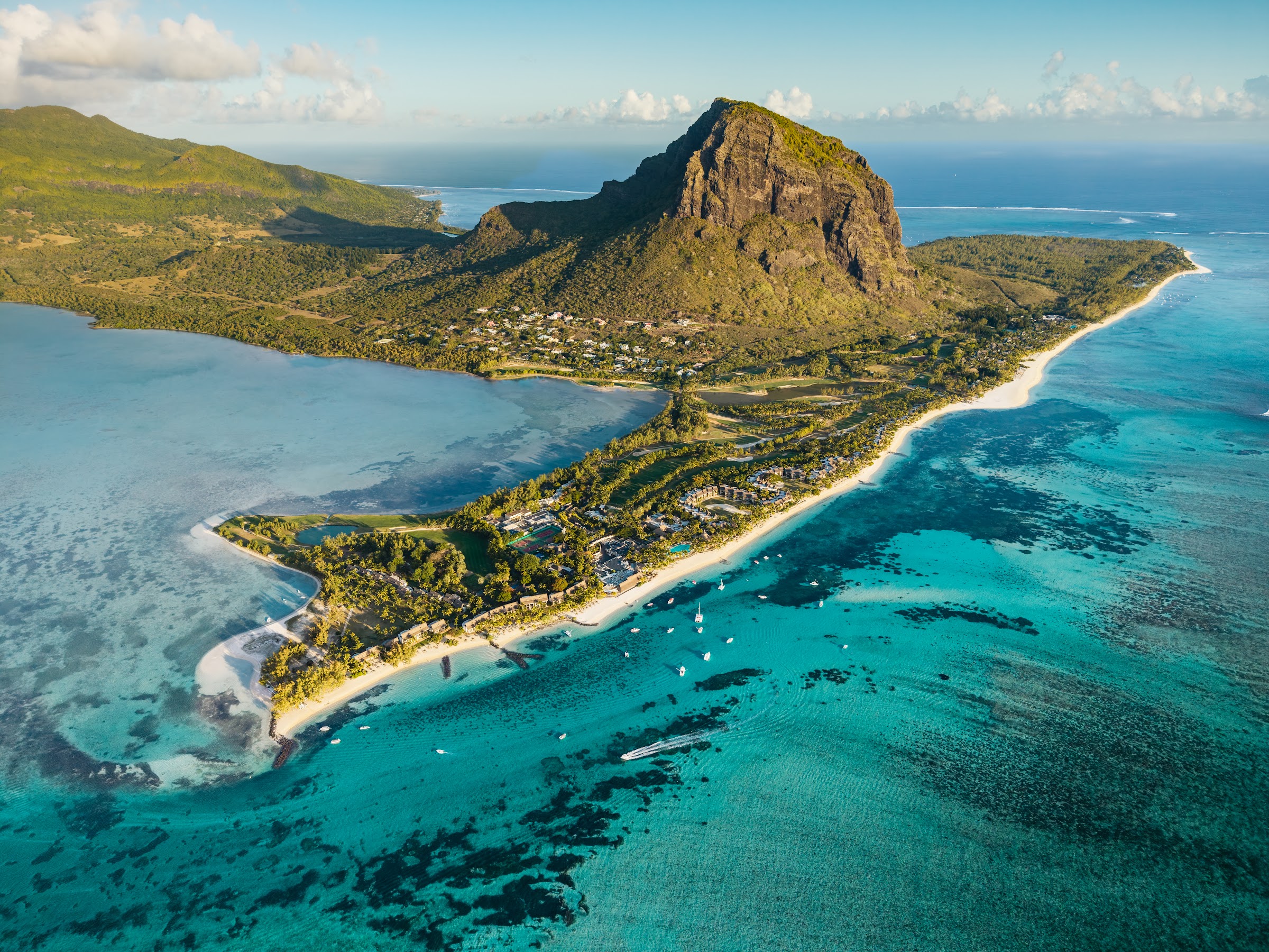Mauritius Luxusreise: Luftaufnahme der Halbinsel Le Morne mit Lagune und Riff