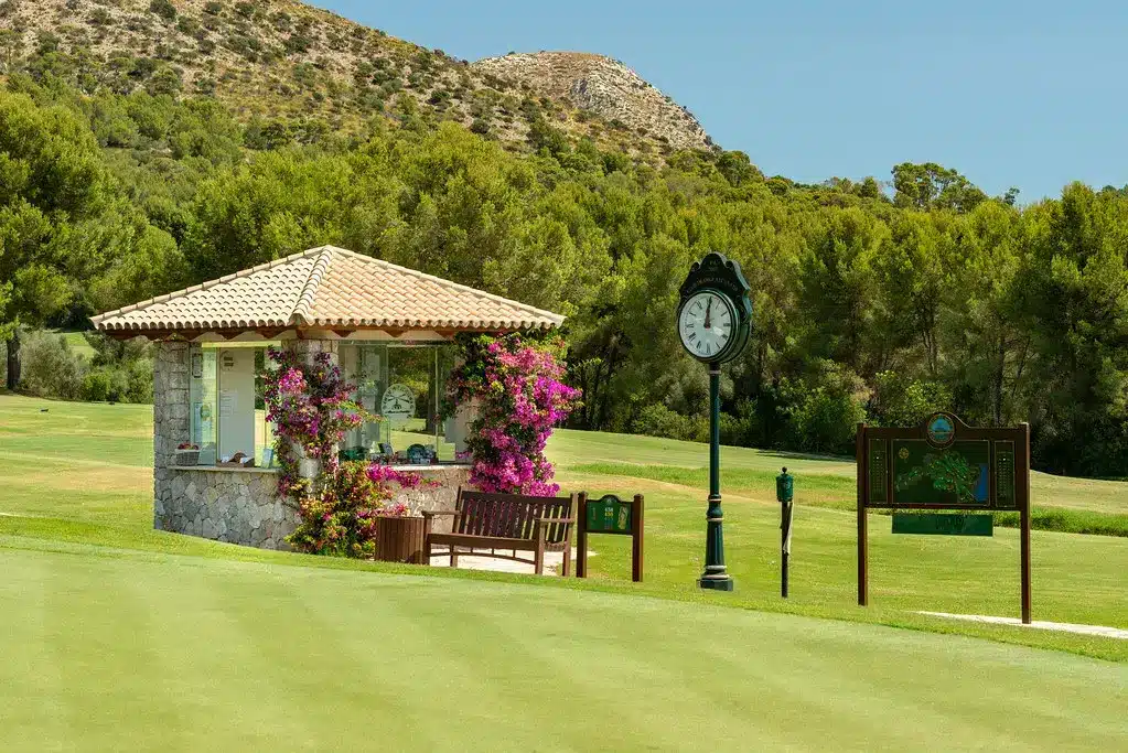Golfurlaub Mallorca: Zafiro Hotels zwischen Fairway und Mittelmeer Starterhaus am Club de Golf Alcanada, Ziel für einen Golfurlaub Mallorca im Norden der Insel